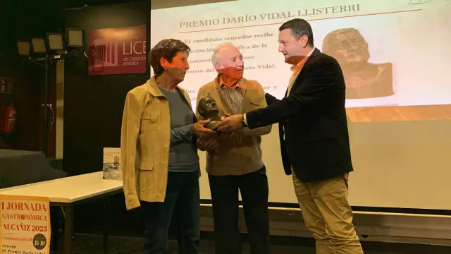 Félix Yus y Teresa Lou recibieron el premio Darío Vidal el pasado noviembre, de la mano de Miguel Ángel Estevan.
