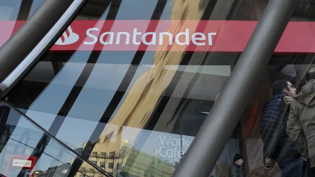 Logo del Santander en una sucursal en Bilbao