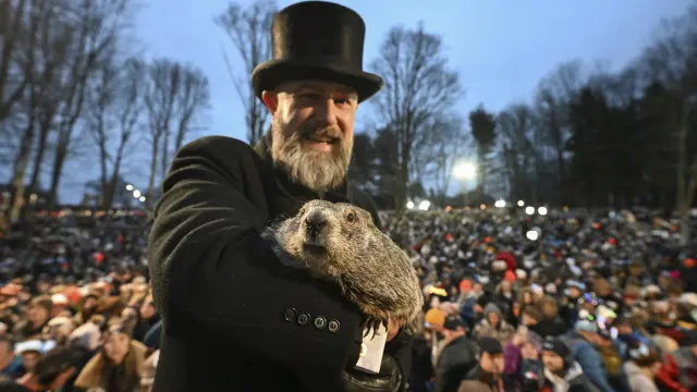 Groundhog Club handler A.J. Dereume holds Punxsutawney Phil, the weather prognosticating groundhog, during the 138th celebration of Groundhog Day on Gobbler's Knob in Punxsutawney, Pa., Friday, Feb. 2, 2024. Phil's handlers said that the groundhog has forecast an early spring. (AP Photo/Barry Reeger) Associated Press/LaPresse Only Italy and Spain