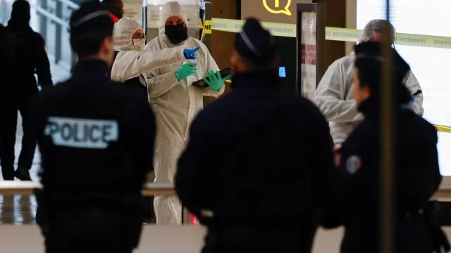 Agentes de policía en la estación de tren de Lyon en París tras detener a un hombre con problemas psiquiátricos que ha atacado a tres personas.