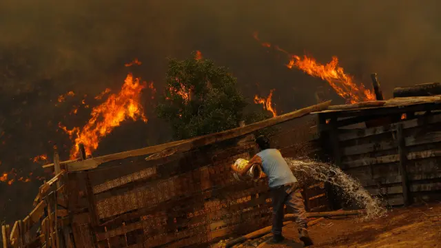 3 DE FEBRERO DE 2024 / VALPARAÍSO .Incendios forestales causan daños en el sector Las Rosas de Quilpué, casas destruidas por el fuego.FOTO [[[EP]]]