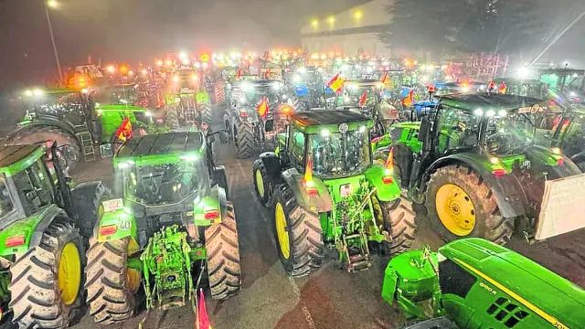 Tractores concentrados en un parquin de Barbastro tras la protesta por la A-138 y la N-123.