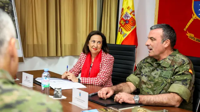Margarita Robles visita la Brigada Canarias XVI en Las Palmas
