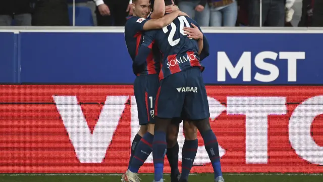 Obeng celebra con sus compañeros el gol con el que dio el triunfo al Huesca ante el Alcorcón.