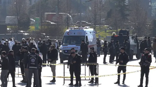 La policía turca en la zona donde ha ocurrido el atentando en Estambul.