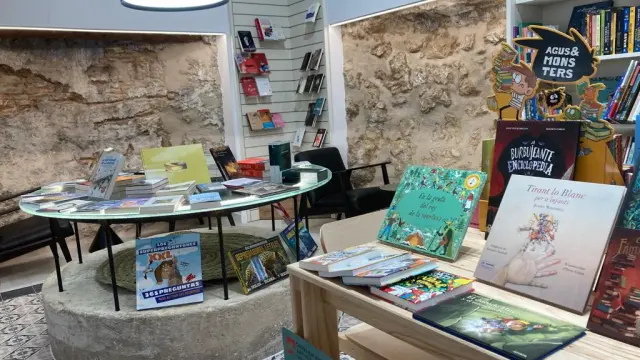 La nueva librería 'De bat a bat llibres', acondicionada en una antiguo molino aceite.