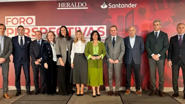 Foto de familia de los participantes en el Foro Empresarial organizado hoy por Banco Santander y HERALDO.