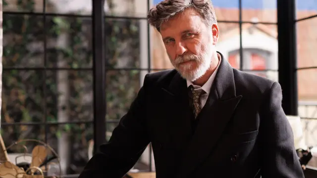 El actor zaragozano Armando del Río, en el papel de Pascual de la serie 'La Moderna'