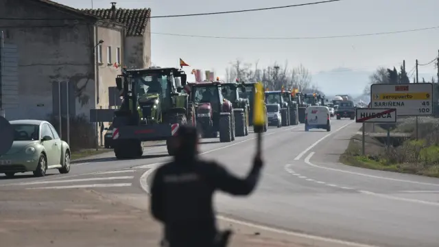 Tractores llegando a Huesca por la carretera de Grañén.