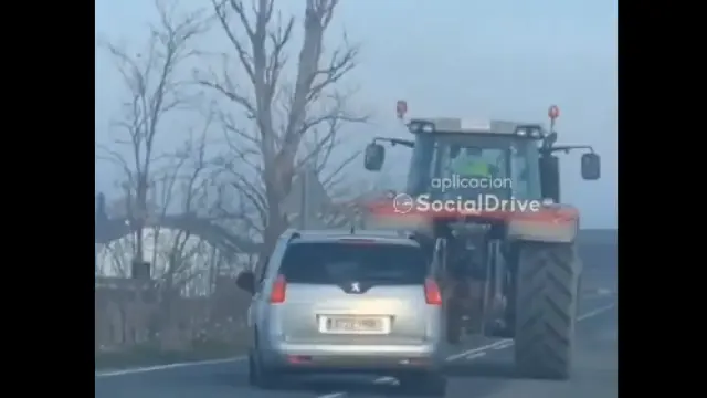 Coche adelantando a un tractor.