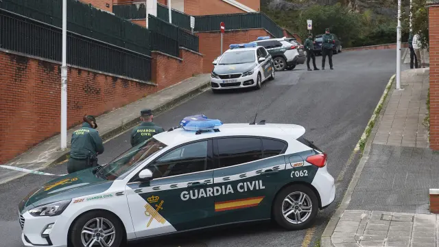 Un coche de la Guardia Civil frente a la casa donde han hallado el cuerpo sin vida de una mujer, a 8 de febrero de 2024, en Castro Urdiales