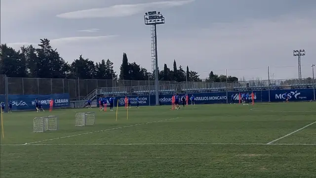 Una fase inicial del entrenamiento del Real Zaragoza este jueves en la Ciudad Deportiva.