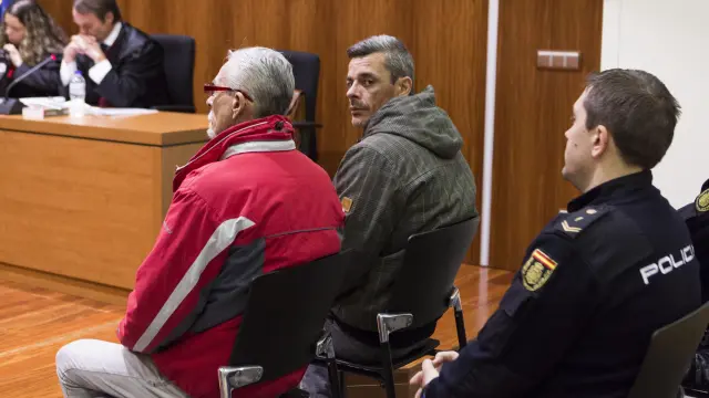 Vicente Fontecha Pavón, junto a su padre (de espaldas con chaqueta roja), cuando fueron juzgados en la Audiencia de Zaragoza en 2019.