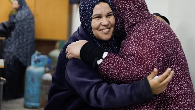 Mujeres palestinas detenidas por Israel se refugian en una escuela tras su liberación, en Rafah