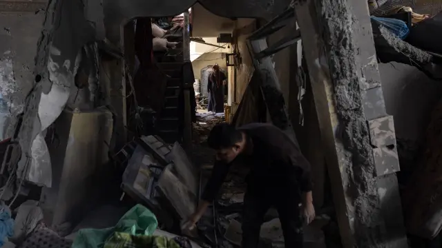 Palestinos inspeccionan el daño provocado en los edificios tras el ataque de Israel en Rafah.
