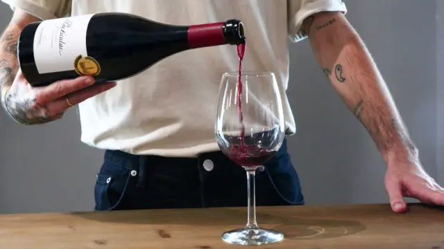 Este vino presenta un atractivo color rojo cereza intenso, bien cubierto, con ribetes granates y tonos violáceos.