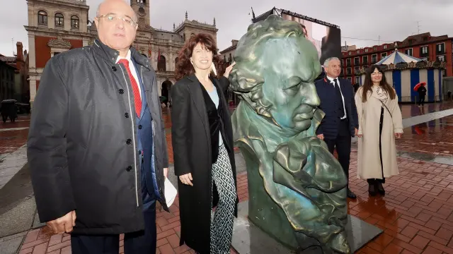 La ministra de Igualdad, Ana Redondo, acompañada del Delegado de Gobierno Nicanor Sen, visita la exposición con motivo de los Goya en la Calle Santiago y Plaza Mayor de Valladolid.