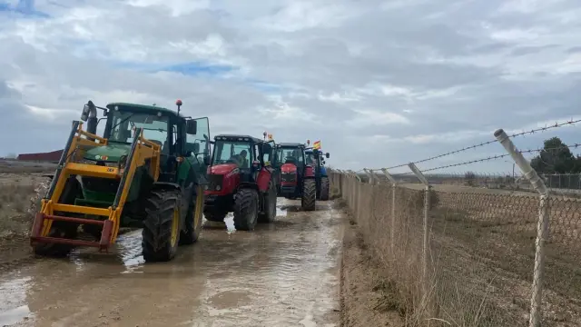 Los tractores han sido desviados por los caminos por la Guardia Civil.