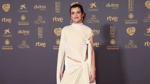 La cantante y actriz Amaia Romero, de blanco roto con un original vestido