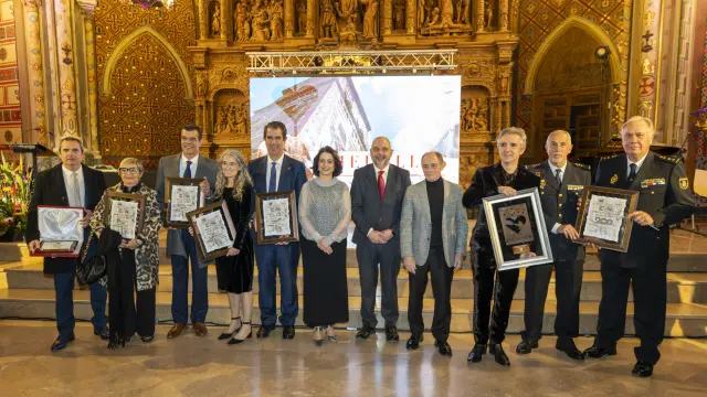 Foto de familia de los galardonados con medallas las medallas honoríficas de Los Amantes junto con la alcaldesa de Teruel y el presidente del CITT.