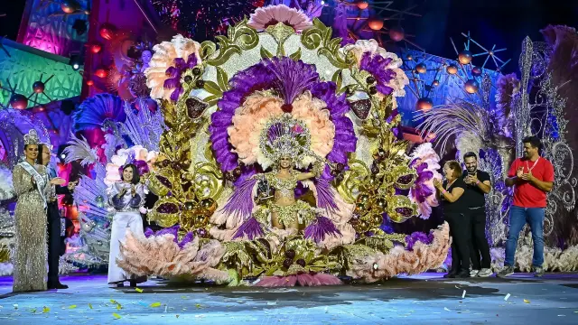 La Reina del Carnaval, Katia Gutiérrez Thime, celebra haber ganado durante la gala de la Reina del Carnaval de Las Palmas de Gran Canaria