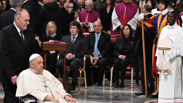 El papa Francisco, a su llegada a la misa de canonización de María Antonia de San José de Paz y Figueroa, primera santa argentina, pasa delante del presidente argentino, Javier Milei