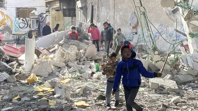 Destrozos en la mezquita de Al Hudda, en Rafah, este lunes.
