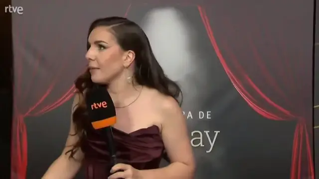 Inés Hernand, presentadora de RTVE Playz, en la afombra roja de los premios Goya.