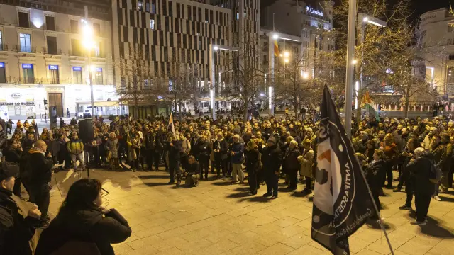 Más de doscientas personas se congregaron este lunes en la Plaza de España de Zaragoza para solicitar la absolución de 'Los 6 de Zaragoza'.