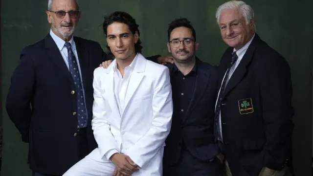 El director J. A. Bayona, junto al actor Enzo Vogrincic, Gustavo Zerbino y Roberto Canessa, en el retrato oficial de los nominados a los premios Óscar.