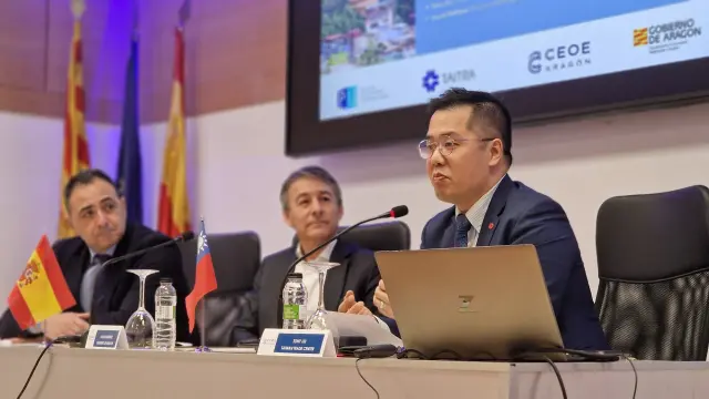 Daniel Álvarez, presidente de la Comisión Internacional de CEOE Aragón; Javier Martínez, director general de Política Económica del Gobierno de Aragón; y Tony Liu, director de Taiwan Trade Center en España.