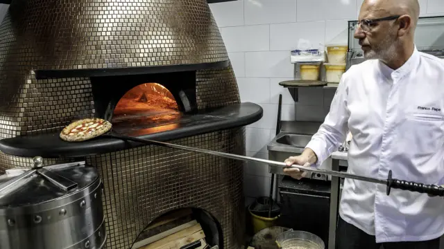 ROMA, 14/02/2024.-El italiano Franco Pepe, el mejor pizzero del mundo según los Best Pizza Awards, es un innovador que ha catapultado al éxito la demonizada pizza frita, pero siempre desde el saber que le enseñó su padre: "No existen recetas mágicas, solo estudio y conocimiento", asegura en una entrevista a EFE. "El futuro es formar a los jóvenes en las materias primas", explica el prestigioso cocinero, cuyo restaurante "Pepe in Grani", en su Caiazzo natal, recibe cada mes a entre 13.000 y 14.000 personas llegadas de todo el mundo que le han dado un nueva vida a esa pequeña localidad de 5.000 habitantes situada a 40 kilómetros de Nápoles (sur).- EFE/Franco Pepe***SOLO USO EDITORIAL/SOLO DISPONIBLE PARA ILUSTRAR LA NOTICIA QUE ACOMPAÑA (CRÉDITO OBLIGATORIO)***