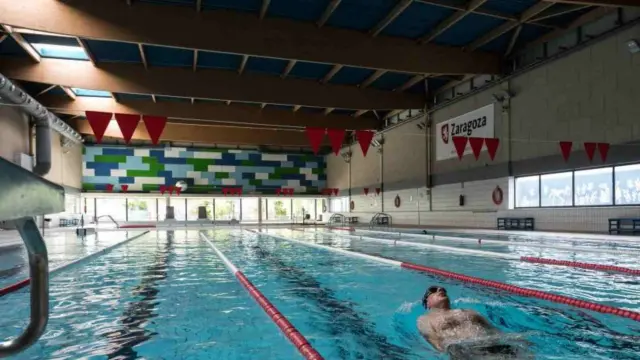 Nadadores en centro deportivo Siglo XXI de Zaragoza.
