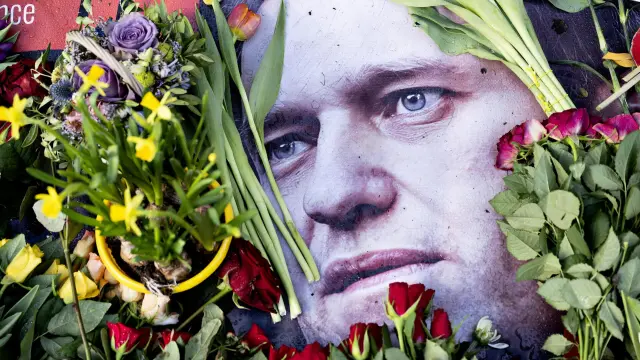 -FOTODELDIA- COPENHAGUE, 17/02/2024.- Flores y muestras de condolencia por el fallecido líder opositor ruso Alexei Navalni a las puertas de la embajada de Rusia en Dinamarca, este sábado. EFE/ Nils Meilvang