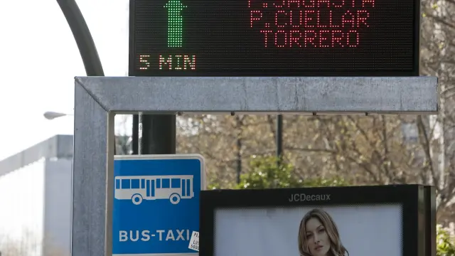 Uno de los paneles con indicaciones sobre el tráfico que se instalaron en 2011 en el centro de Zaragoza.