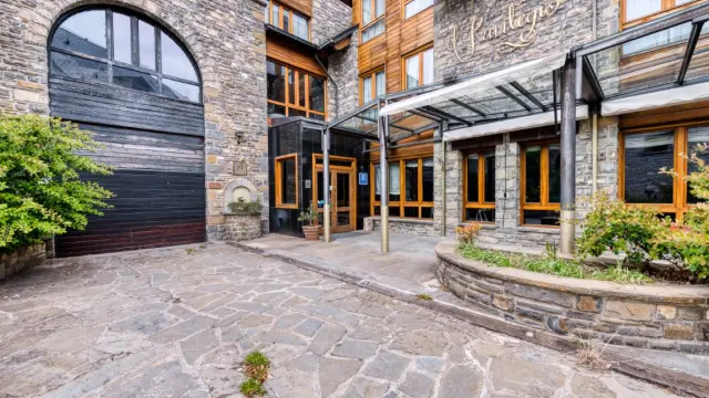Fachada del hotel a la venta por 2,6 millones de euros en el Pirineo.