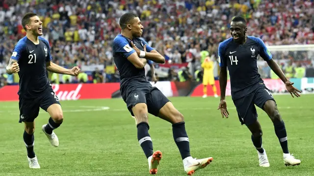 FILE - Frances Kylian Mbappe, center, celebrates after scoring his sides fourth goal during the final match between France and Croatia at the 2018 soccer World Cup in the Luzhniki Stadium in Moscow, Russia, Sunday, July 15, 2018. Mbappe has told Paris Saint-Germain he will leave the club at the end of the season, it was reported on Thursday, Feb. 15, 2024. (AP Photo/Martin Meissner, File) [[[AP/LAPRESSE]]] [Original: LP_21891870.jpg] //LAP// Autor: (20M) AP Fecha: 15/02/2024 Propietario: (HENNEO) AP/LAPRESSE Id: 2024-641059 [[[HA ARCHIVO]]]