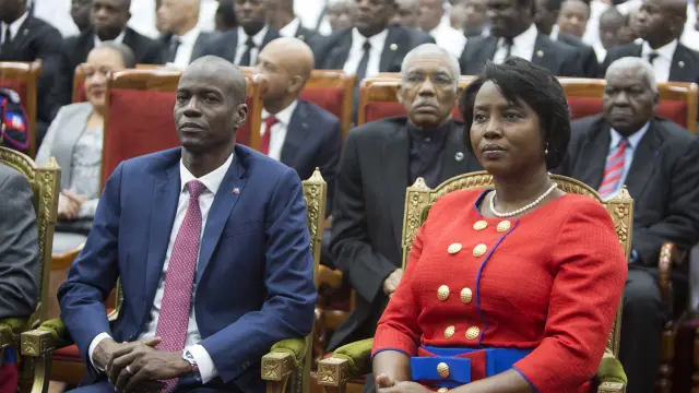 Imagen de archivo del presidente de Haití, Jovenel Moise, se sienta con su esposa Martine durante su ceremonia de juramento en el Parlamento en Puerto Príncipe, Haití, el martes 7 de febrero de 2017