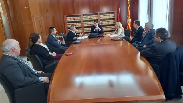 Alejandro Nolasco, en el centro, durante su reunión con los abogados de Teruel.