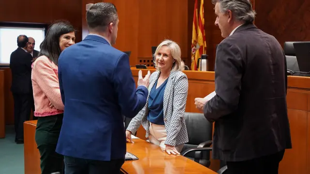 La gerente del Salud conversa con los diputados de CHA, PSOE y Aragón-Teruel Existe antes de su comparecencia en las Cortes.