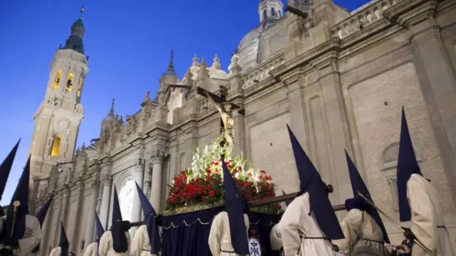 La procesión del Santo Entierro del Viernes Santo de Zaragoza reúne a todas las cofradías de la ciudad.