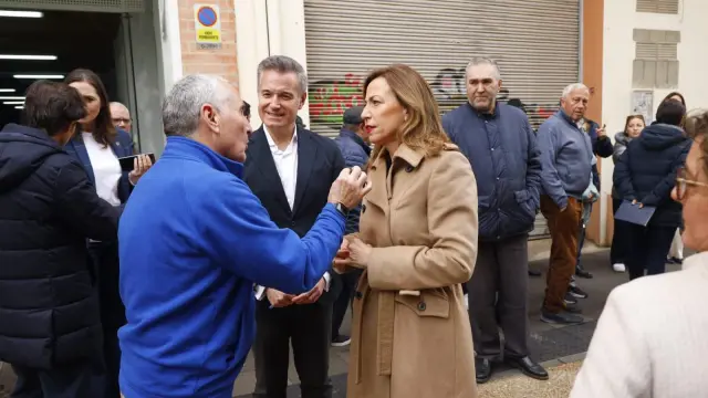 La alcaldesa de Zaragoza, Natalia Chueca, atiende a uno de los vecinos de la zona.