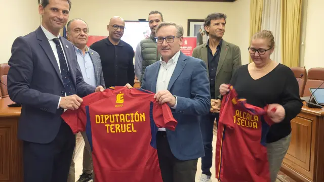 Giner, Senna, Juanfrán y Milla, con el presidente de la DPT, Joaquín Juste, el vicepresidente, Rafael Samper, y la alcaldesa de Alcalá, Amparo Atienza.