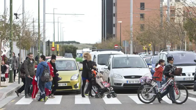 El entorno de los colegios concentra a menudo mucha afluencia de tráfico y peatones.