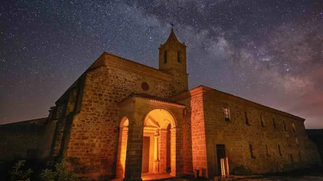 El Monasterio del Olivar, bajo un manto de estrellas.