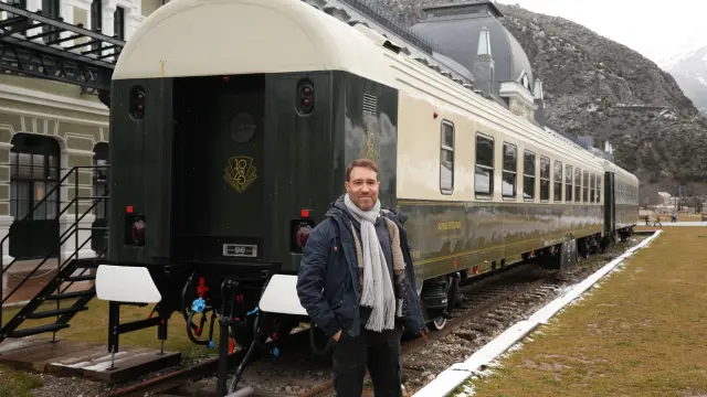 José Luis Pinilla visitó hace unos días el vagón ‘1928’ de Canfranc, que él recuperó en su empresa de Manzanares (Ciudad Real) y fue trasladado hace un año.