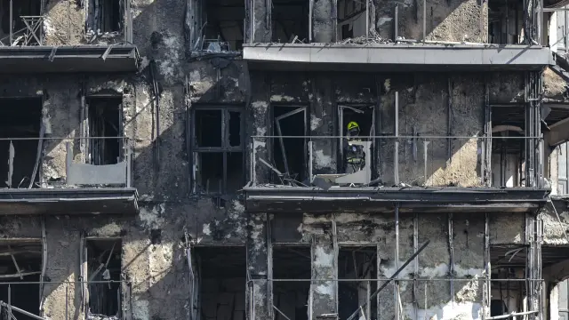 GRAFCVA8559. VALENCIA, 23/02/2024.- Los bomberos han empezado a acceder al interior del edificio incendiado en el barrio de Campanar de València para tratar de localizar a las posibles víctimas. EFE/Biel Aliño