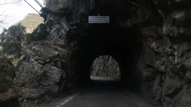 Una señal advierte a los vehículos pesados con un gálibo alto que pasen por el centro de los túneles de la Inclusa, en la carretera de acceso al valle de Chistau.