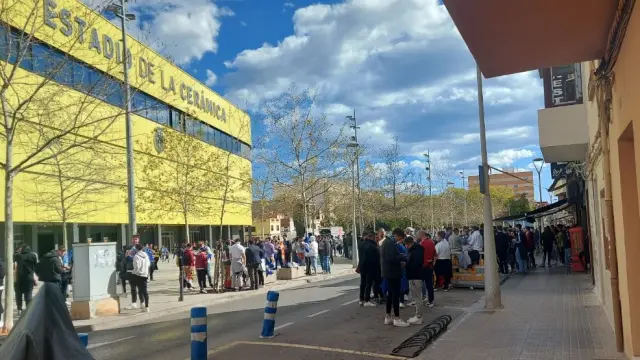 Alrededores del estadio de La Cerámica de Villarreal, tres horas antes del partido, con la afición zaragocista copando las calles y los bares.