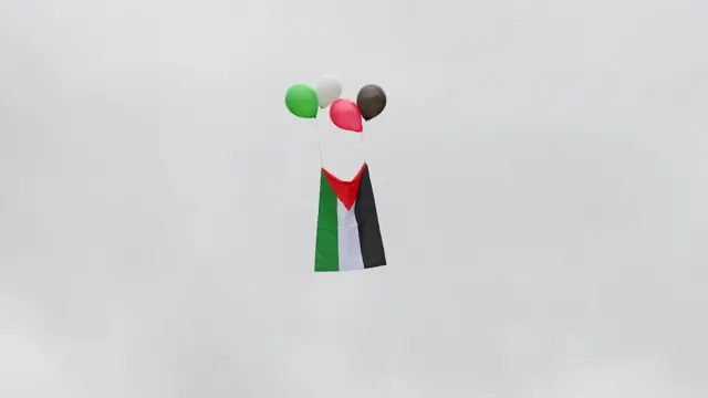 Bandera humana de Palestina en la plaza del Pilar de Zaragoza